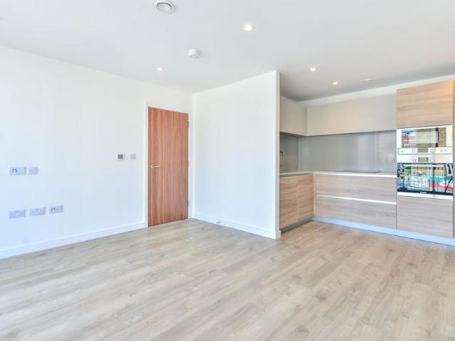 Apartment for rent in Summerstown, Greater London