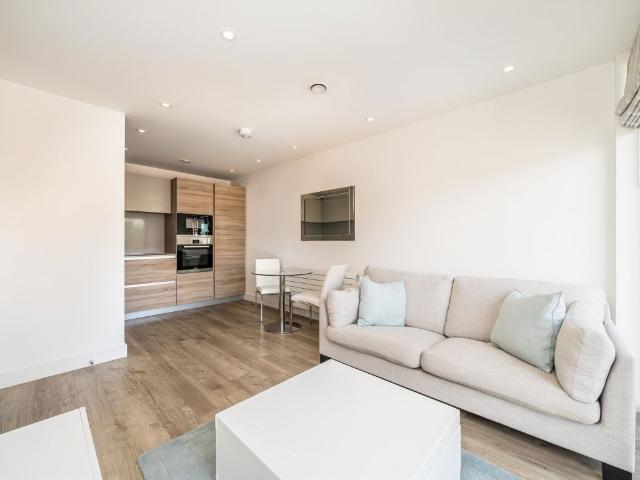 Apartment for rent in Summerstown, Greater London