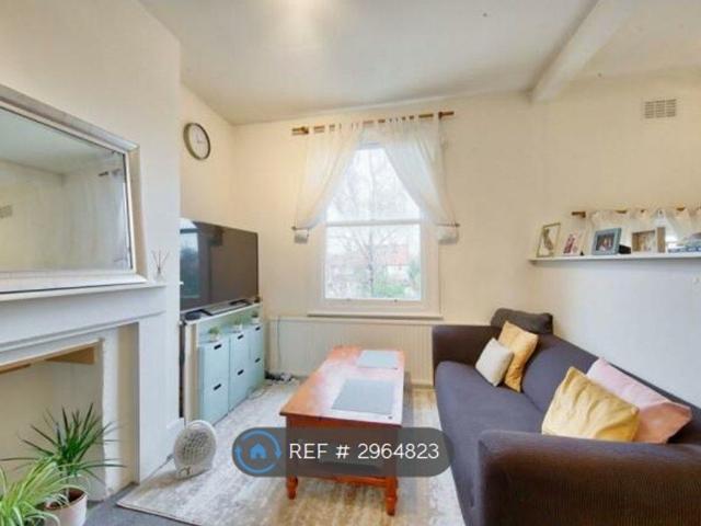 Apartment for rent in Summerstown, Greater London