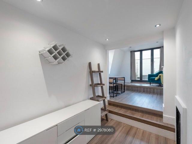 Apartment for rent in Furzedown, Greater London