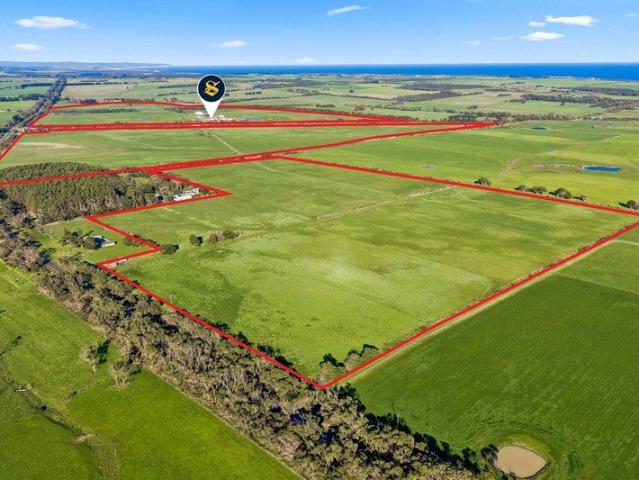 Cottage for sale in Peterborough, Victoria