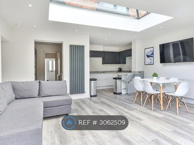 Room for rent in Lowedges, Sheffield