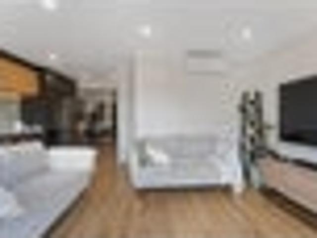 Townhouse for rent in Whangaparaoa, Oroua County
