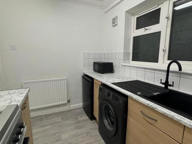 Apartment for rent in Row Town, Surrey