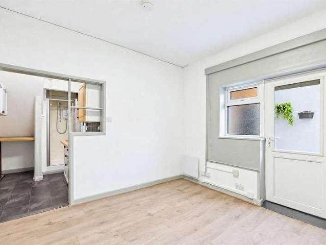 Studio for rent in Oldway, Paignton