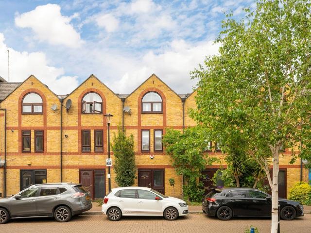House for rent in St. George in the East, Greater London