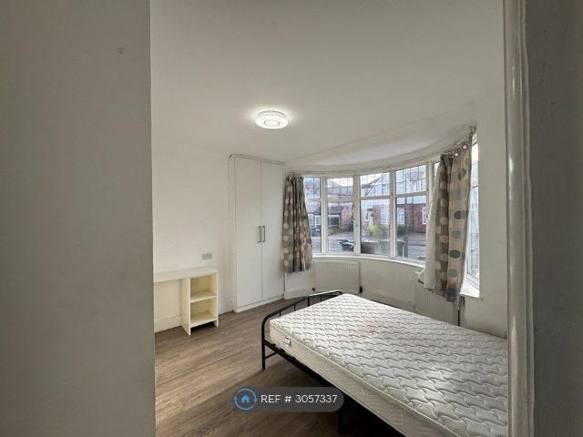 Room for rent in Greenhill, Greater London
