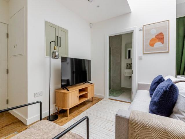 Studio for rent in Saint Giles, Cat Hill