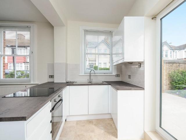 Apartment for rent in Furzedown, Greater London