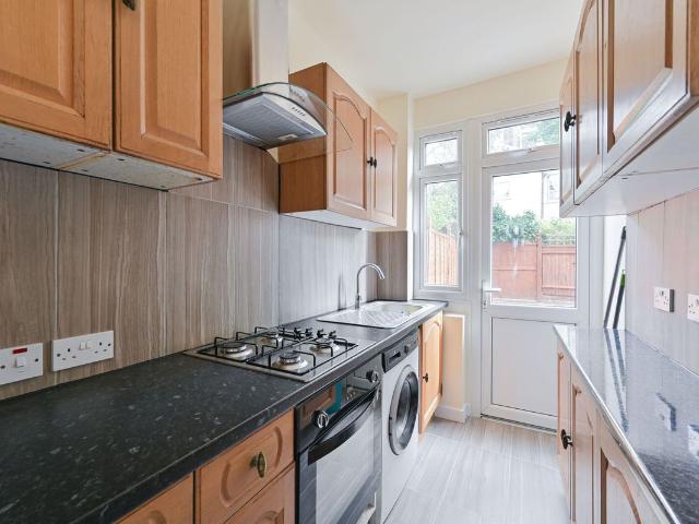 Apartment for rent in Furzedown, Greater London