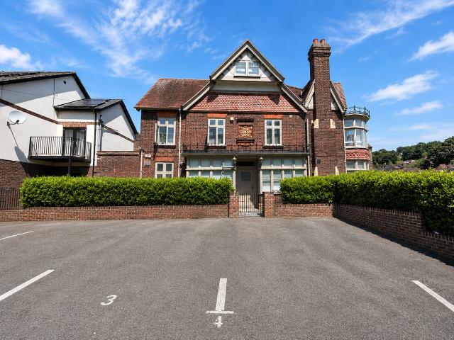 Apartment for rent in Totteridge, Cressex