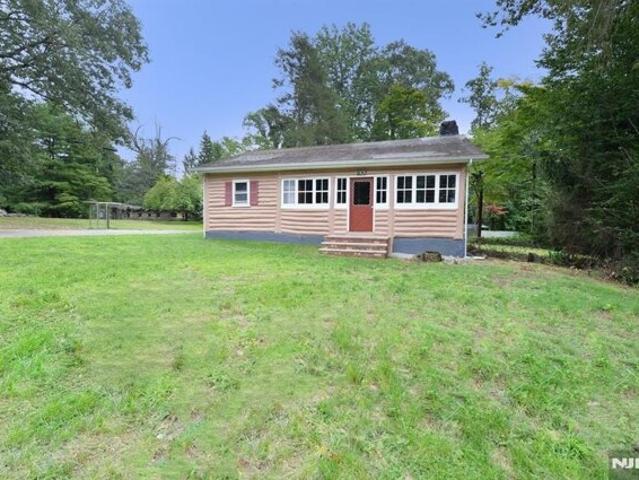 House for sale in Pines Lake, Wayne