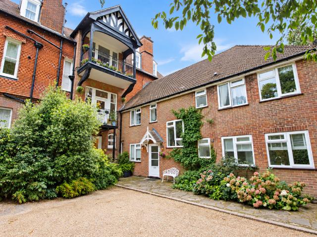 Apartment for rent in Hindhead, Waverley