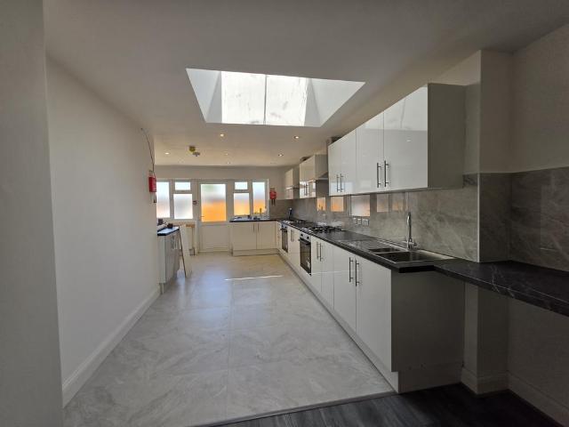 Apartment for rent in London Borough of Ealing, Greenford