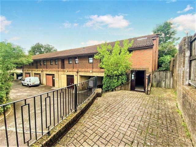 Apartment for rent in Caterham on the Hill, Hillview