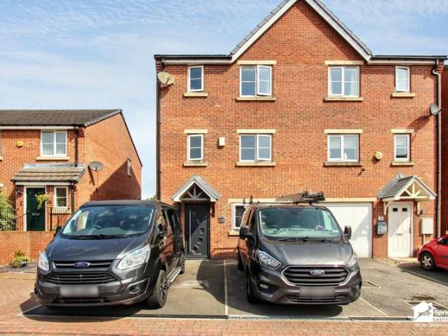 Townhouse for sale in Clayton West, Huddersfield