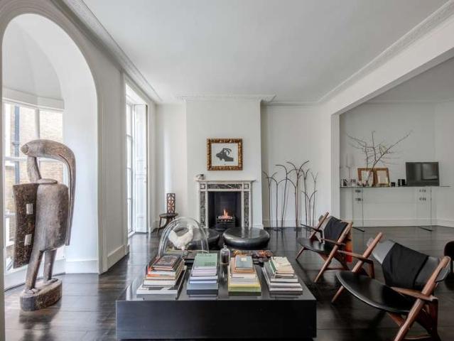 Townhouse for sale in Victoria, Greater London