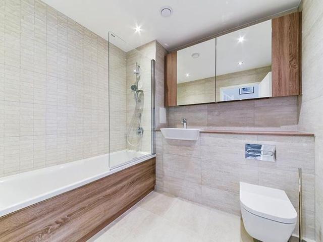 Townhouse for rent in Stratford Marsh, Greater London