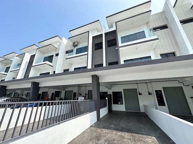 Townhouse for rent in Tanjong Sepat, Selangor