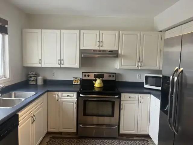 Townhouse for rent in Renfrew, Calgary