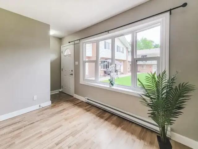 Townhouse for rent in Dufferin, Ontario