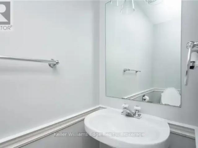 Townhouse for rent in Burlington, Ontario