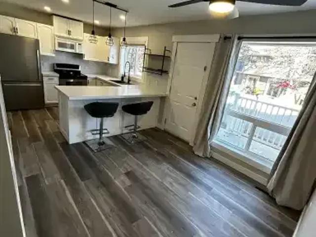 Townhouse for rent in Deer Ridge, Calgary