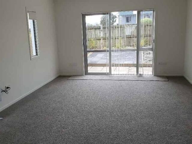 Townhouse for rent in Paremoremo, Oroua County