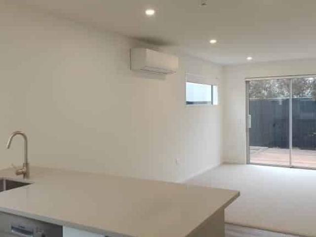 Townhouse for rent in Edgeware, Canterbury