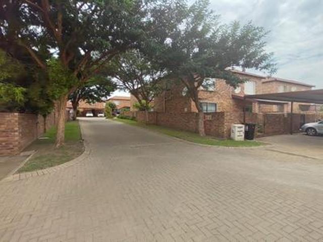 Townhouse for rent in Wilgeheuwel, Roodepoort