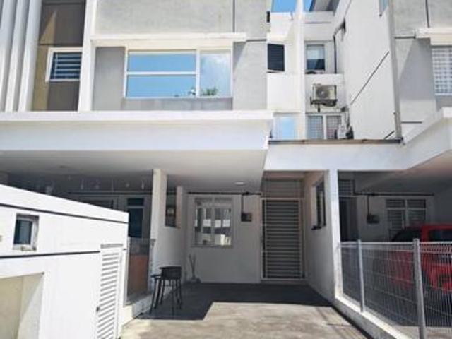 Townhouse for rent in Tanjong Sepat, Selangor