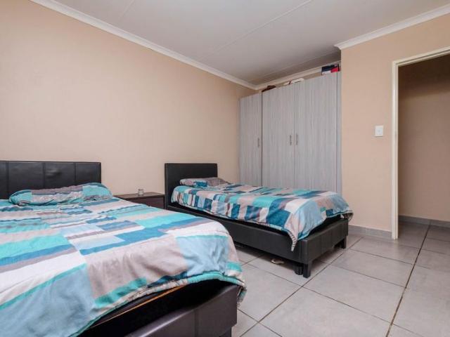 Townhouse for sale in Johannesburg, West