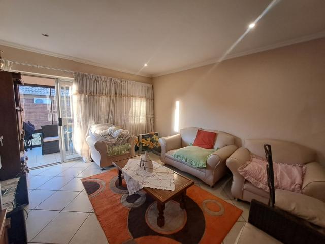 Townhouse for rent in Waterkloof, Gauteng