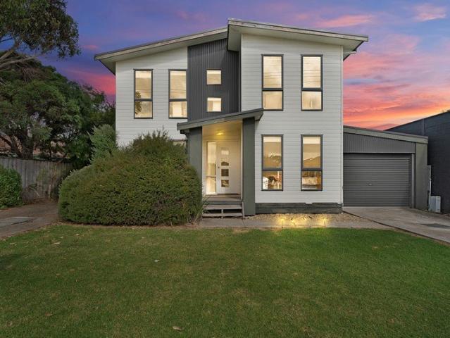 Townhouse for rent in Newhaven, Victoria