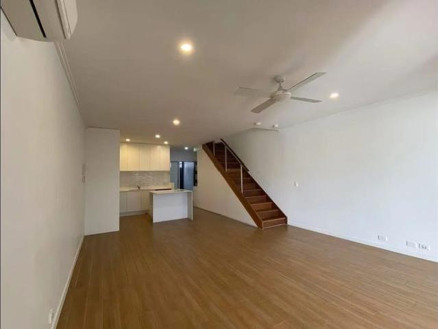 Townhouse for rent in Robina, Gold Coast City