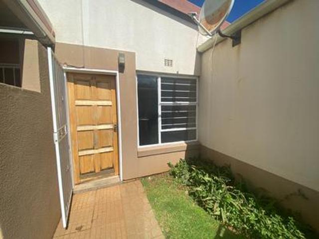 Townhouse for rent in Vosloorus, Gauteng