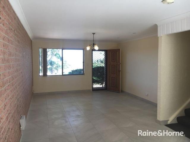 Townhouse for rent in Mangerton, Wollongong City Council