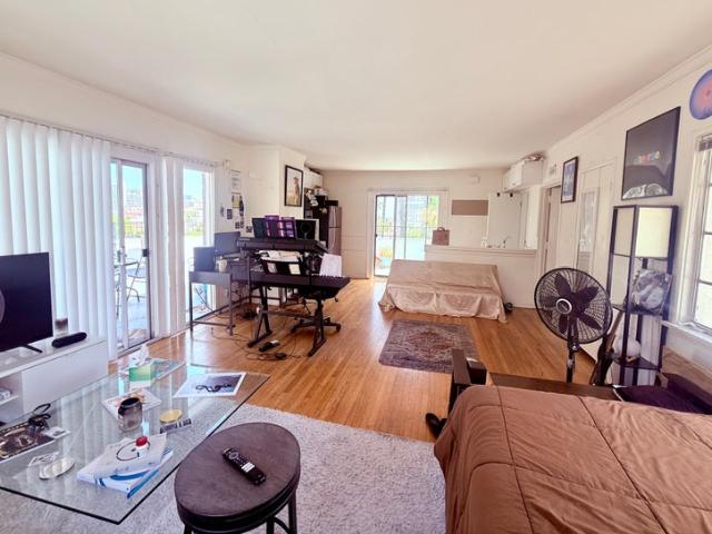 Room for rent in Canoga Park, California