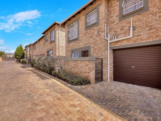 Townhouse for sale in Johannesburg, West