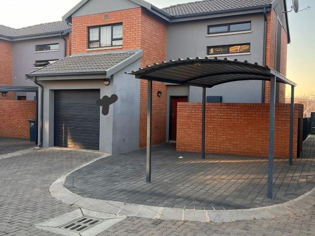 Townhouse for sale in Waterkloof, Gauteng