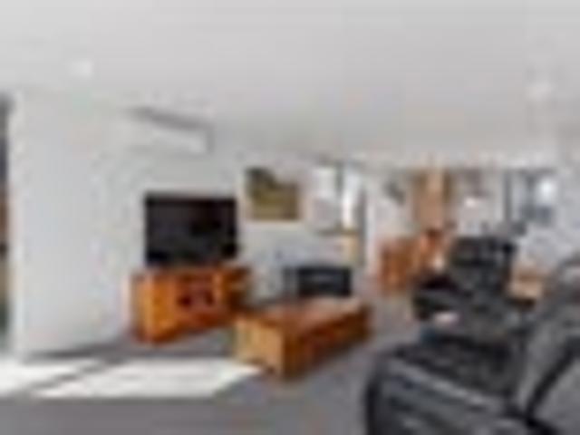 Townhouse for sale in Chaslands, Canterbury