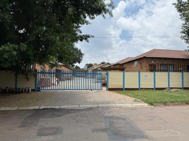 Townhouse for sale in Mohlakeng, Gauteng