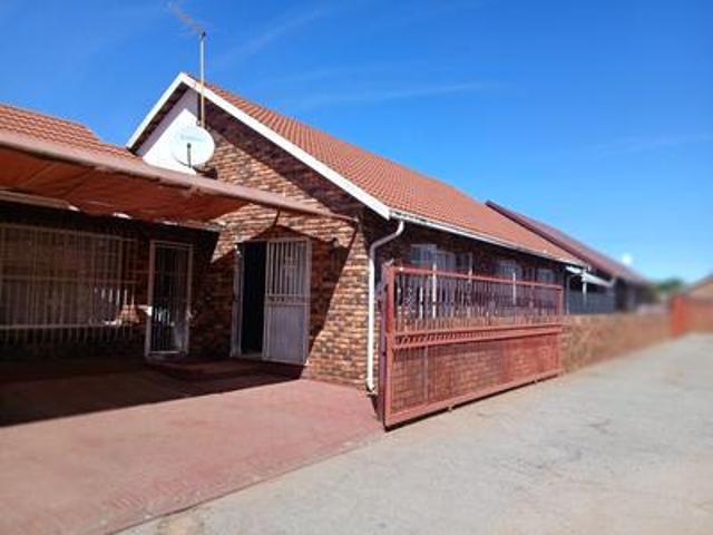 Townhouse for sale in Randfontein, Randfontein Local Municipality