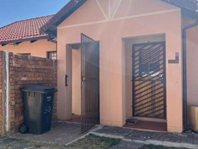 Townhouse for sale in Vosloorus, Gauteng