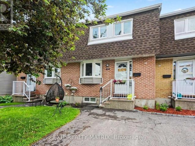 Townhouse for sale in Queenswood Heights, Ottawa