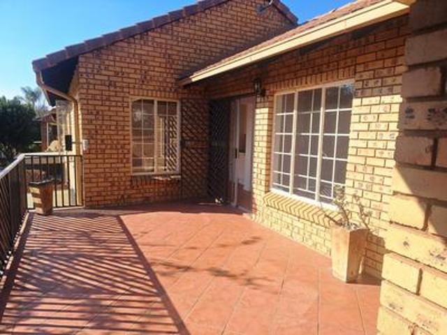 Townhouse for rent in Waterkloof, Gauteng