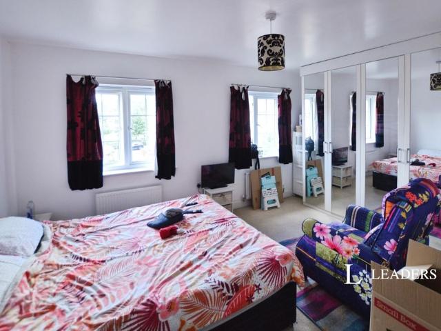 Townhouse for rent in Mile End, Fordham Heath