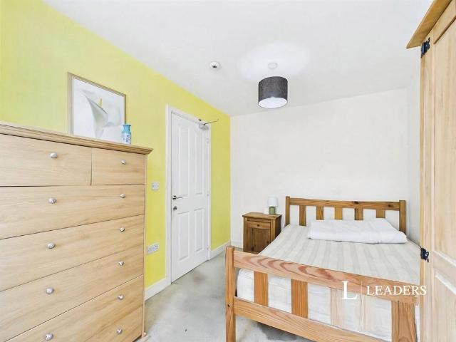 Townhouse for rent in Mile End, Fordham Heath