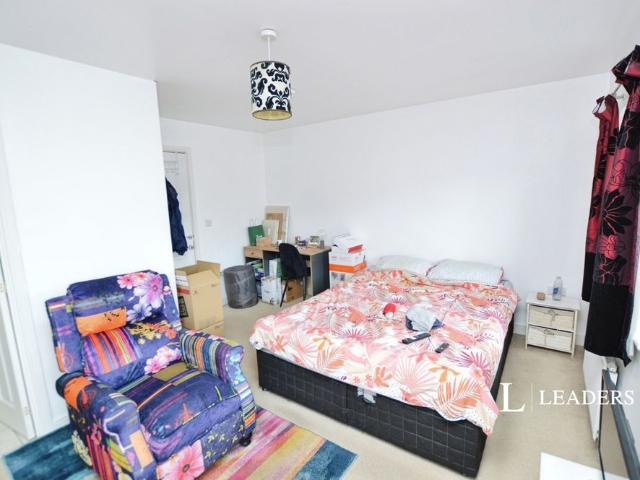 Townhouse for rent in Mile End, Fordham Heath