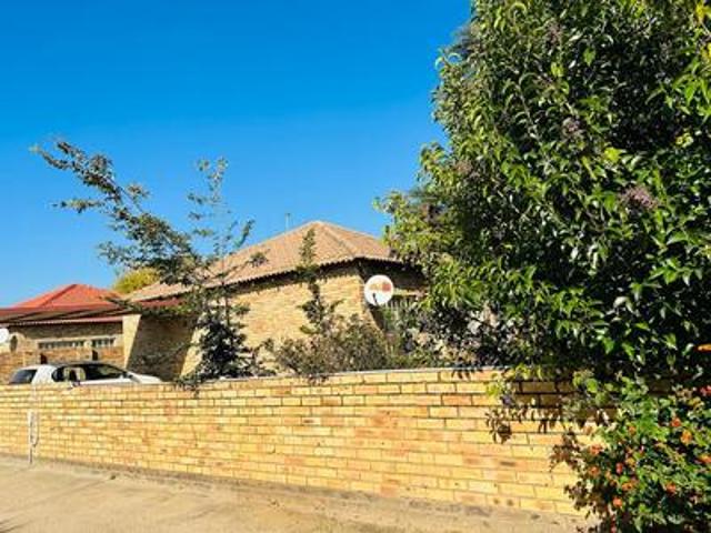 Townhouse for rent in Mohlakeng, Gauteng